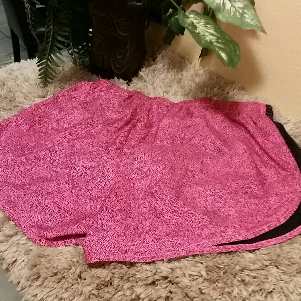 Women Nike shorts - Picture 2 of 3
